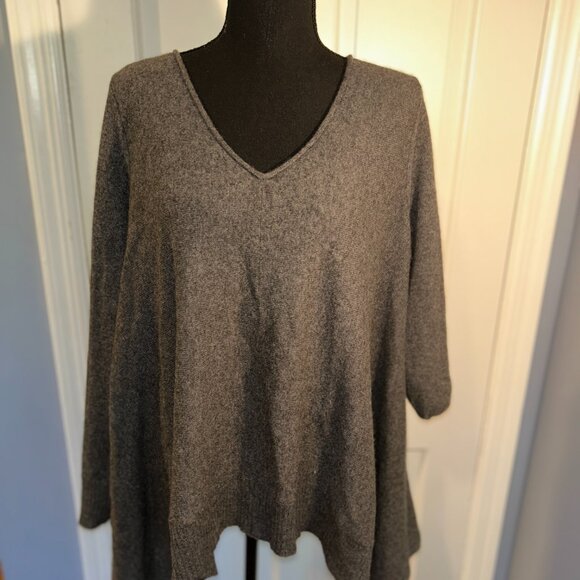 C by Bloomingdale's Grey Cashmere V-Neck Sweater, Asymmetrical hem,Ladies' Large - Picture 4 of 5